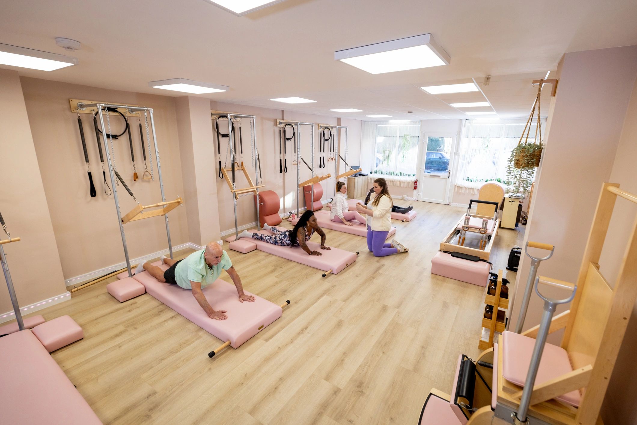 Lagree-style apparatus class in session
